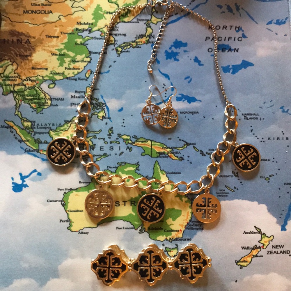 Necklace, earring and bracelet set